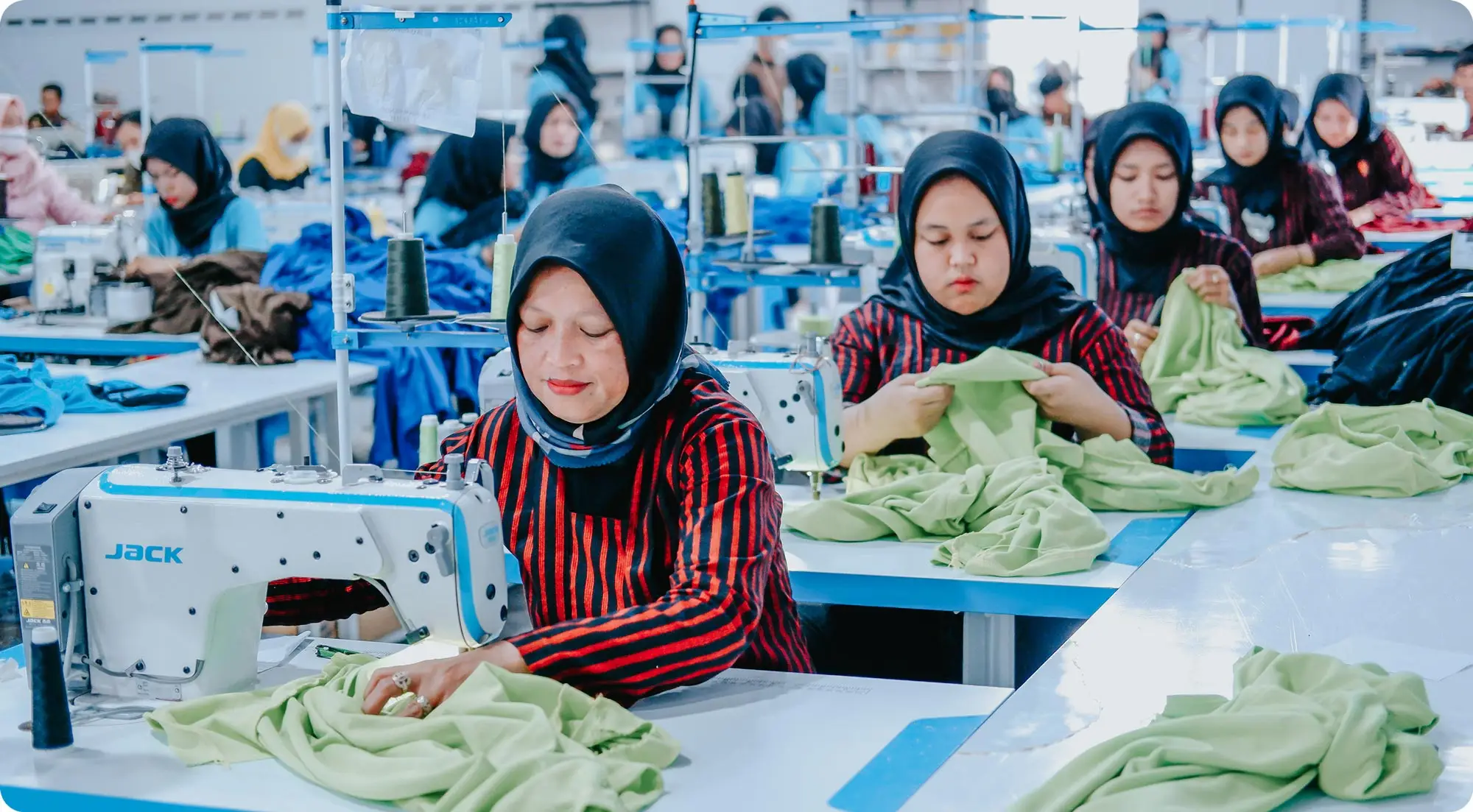 Tim konveksi mengerjakan jahitan di meja produksi