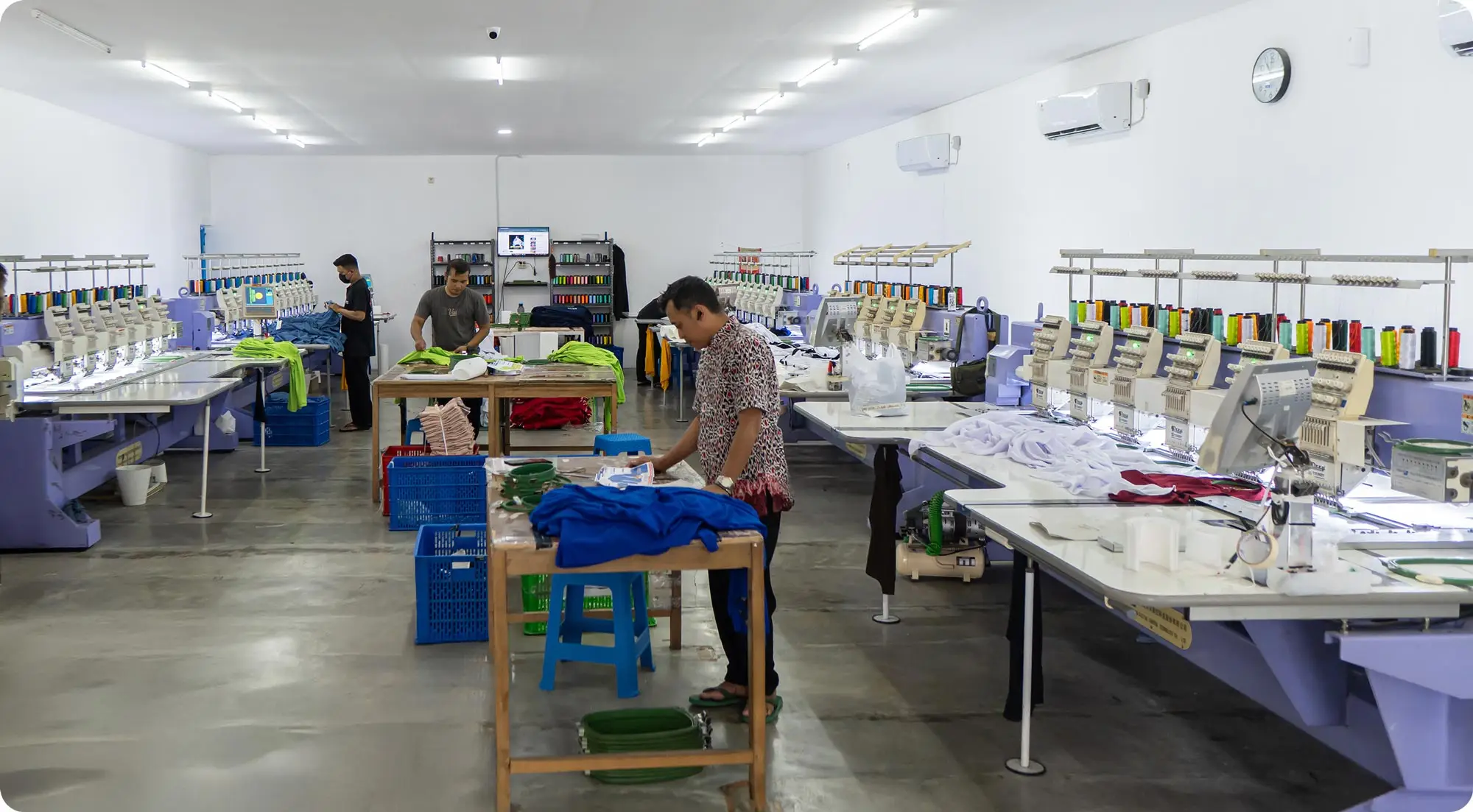 Deretan mesin bordir industri di ruang produksi